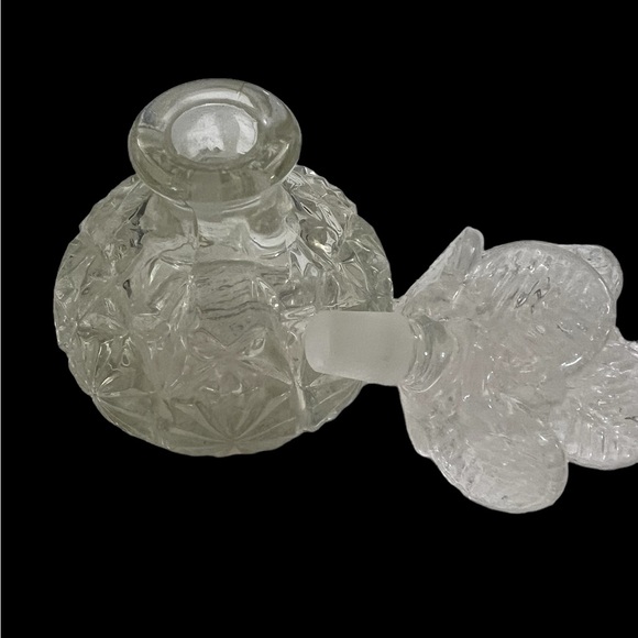 VINTAGE ETCHED CRYSTAL PERFUME BOTTLE WITH FLORAL TOP - Picture 2 of 8
